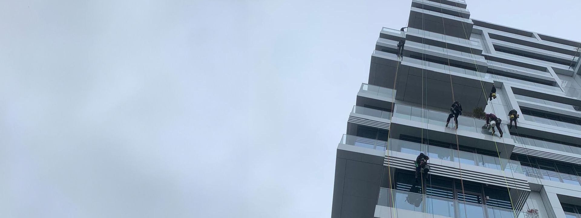 Aufsicht von professionellen Industriekletterern, die die Fenster des Hauses putzen